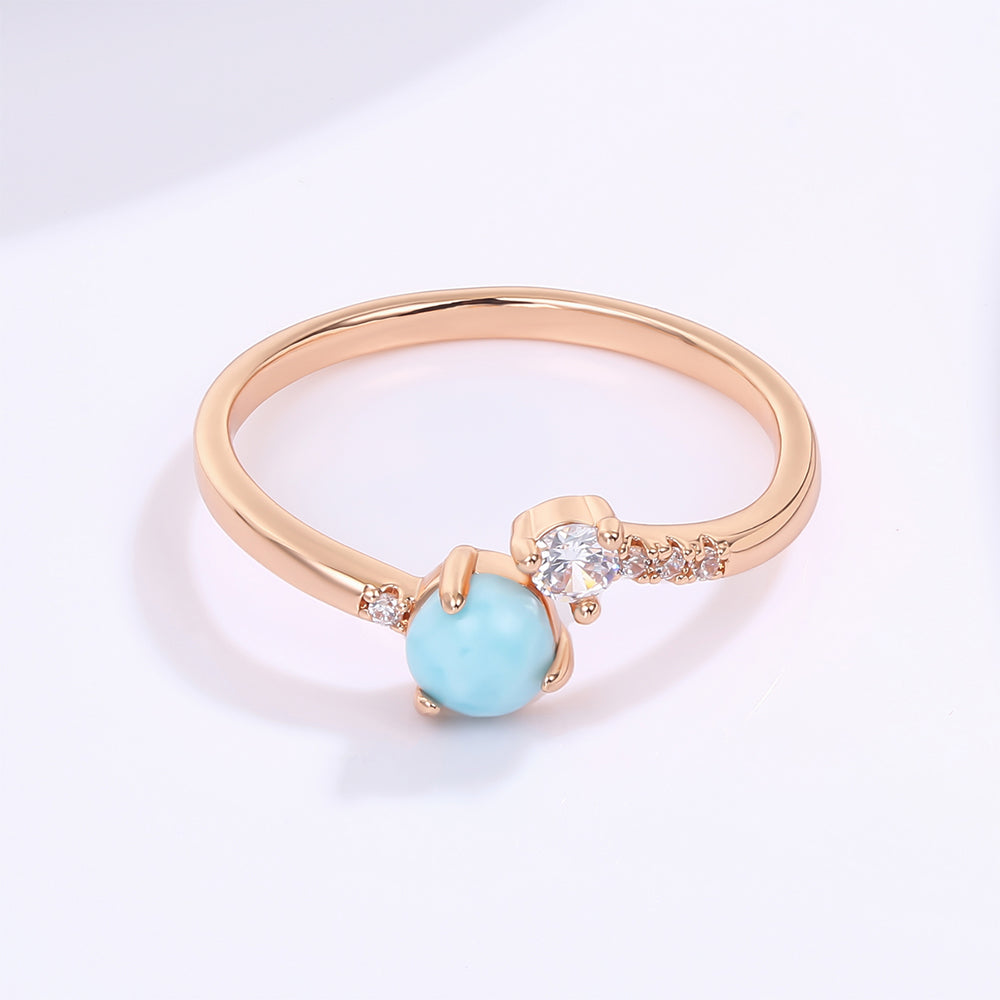 Ring aus goldplattierterr Legierung mit blauem Emporia®-Kristall und weißem Emporia® Kristall