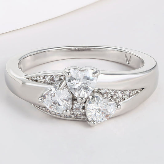 Ring aus goldplattierterr Legierung mit weißem Emporia® Kristall