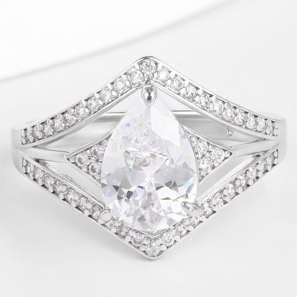 Ring aus goldplattierterr Legierung mit weißem Emporia® Kristall