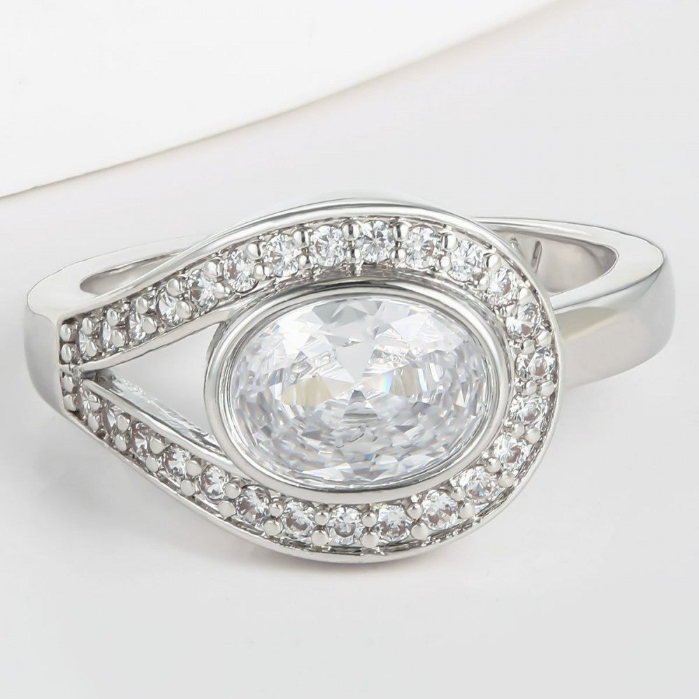 Ring aus goldplattierterr Legierung mit weißem Emporia® Kristall