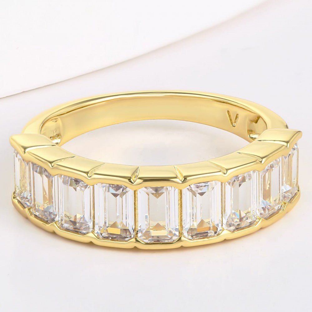 Ring aus goldplattierterr Legierung mit weißem Emporia® Kristall