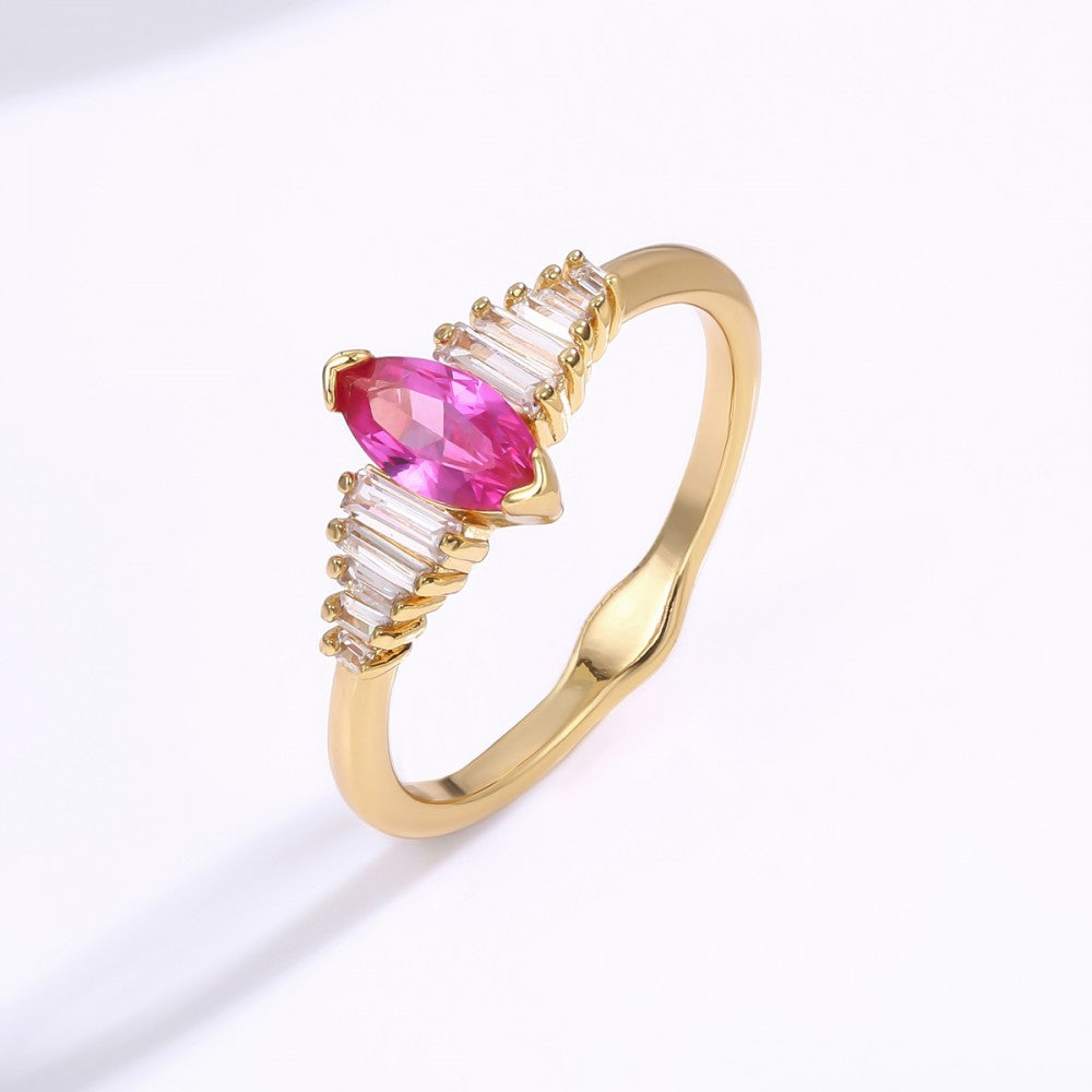 Ring aus goldplattierterr Legierung mit rotem Emporia®-Kristall