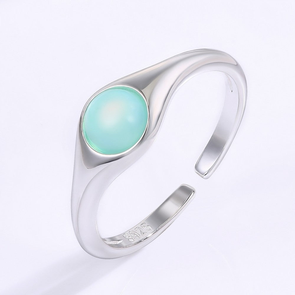 Ring aus goldplattierterr Legierung mit blauem Emporia®-Kristall