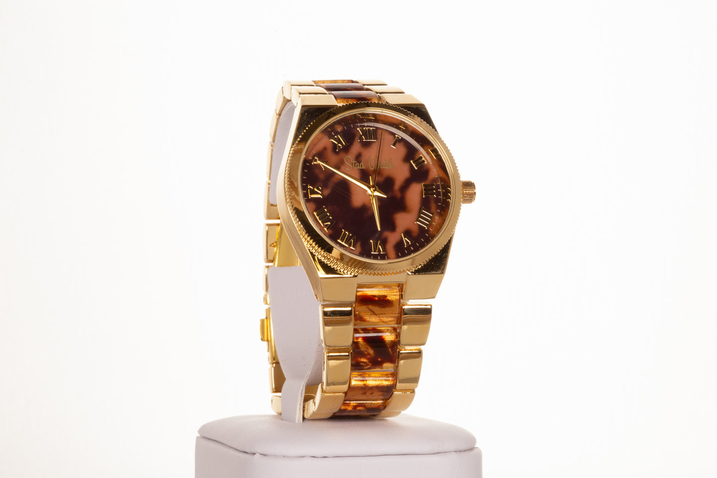 Goldfarbene Damenuhr, gemustert mit Tigerstreifen und mit römischem Zifferblatt