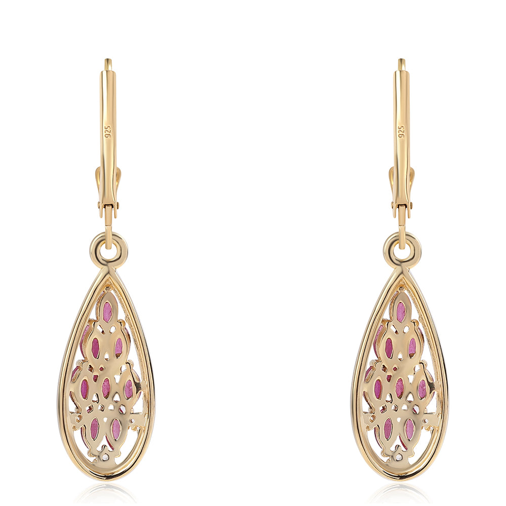 Goldplattierte Silberohrringe mit Rubin aus Mosambik und weißem Topas