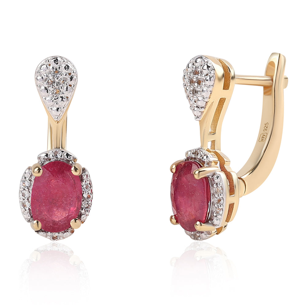 Goldplattierte Silberohrringe mit Rubin aus Mosambik und weißem Topas 1