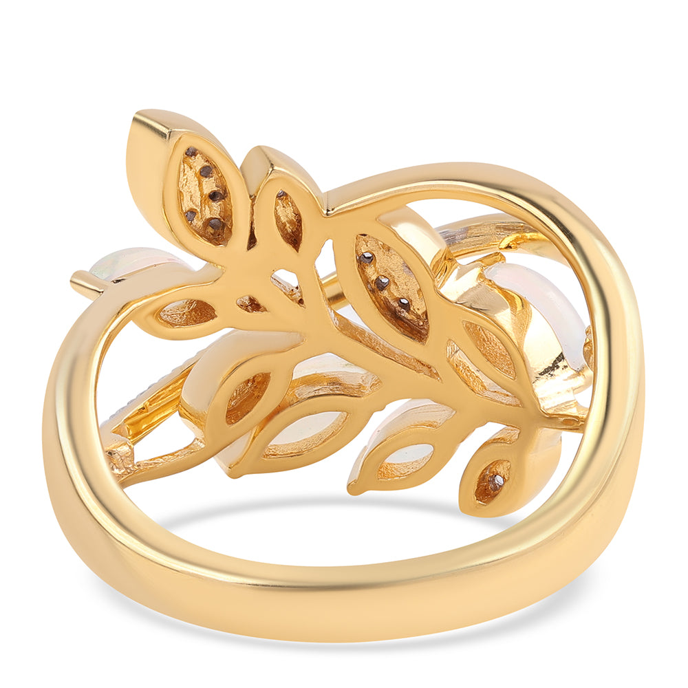 Goldplattierter Silberring mit äthiopischem Opal aus Lega Dembi und weißem Topas