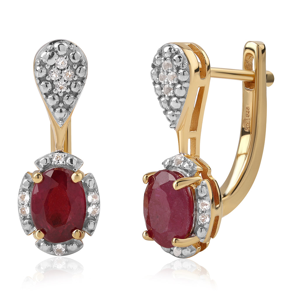 Goldplattierte Silberohrringe mit Rubin aus Mosambik und weißem Topas