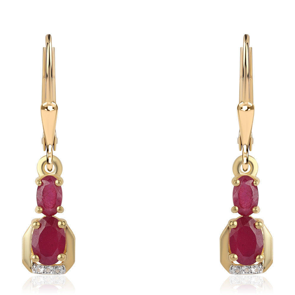 Goldplattierte Silberohrringe mit Rubin aus Mosambik und weißem Topas