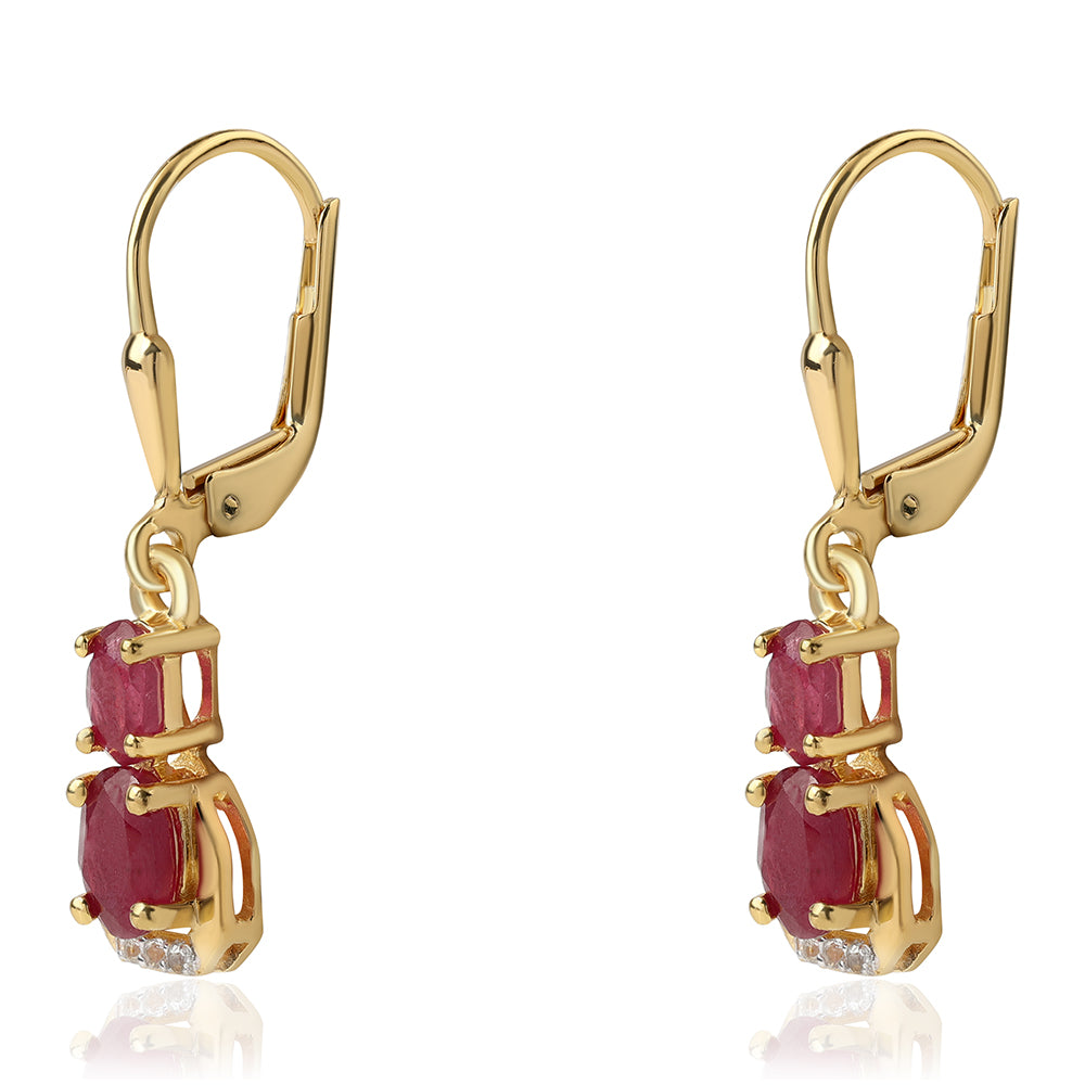 Goldplattierte Silberohrringe mit Rubin aus Mosambik und weißem Topas