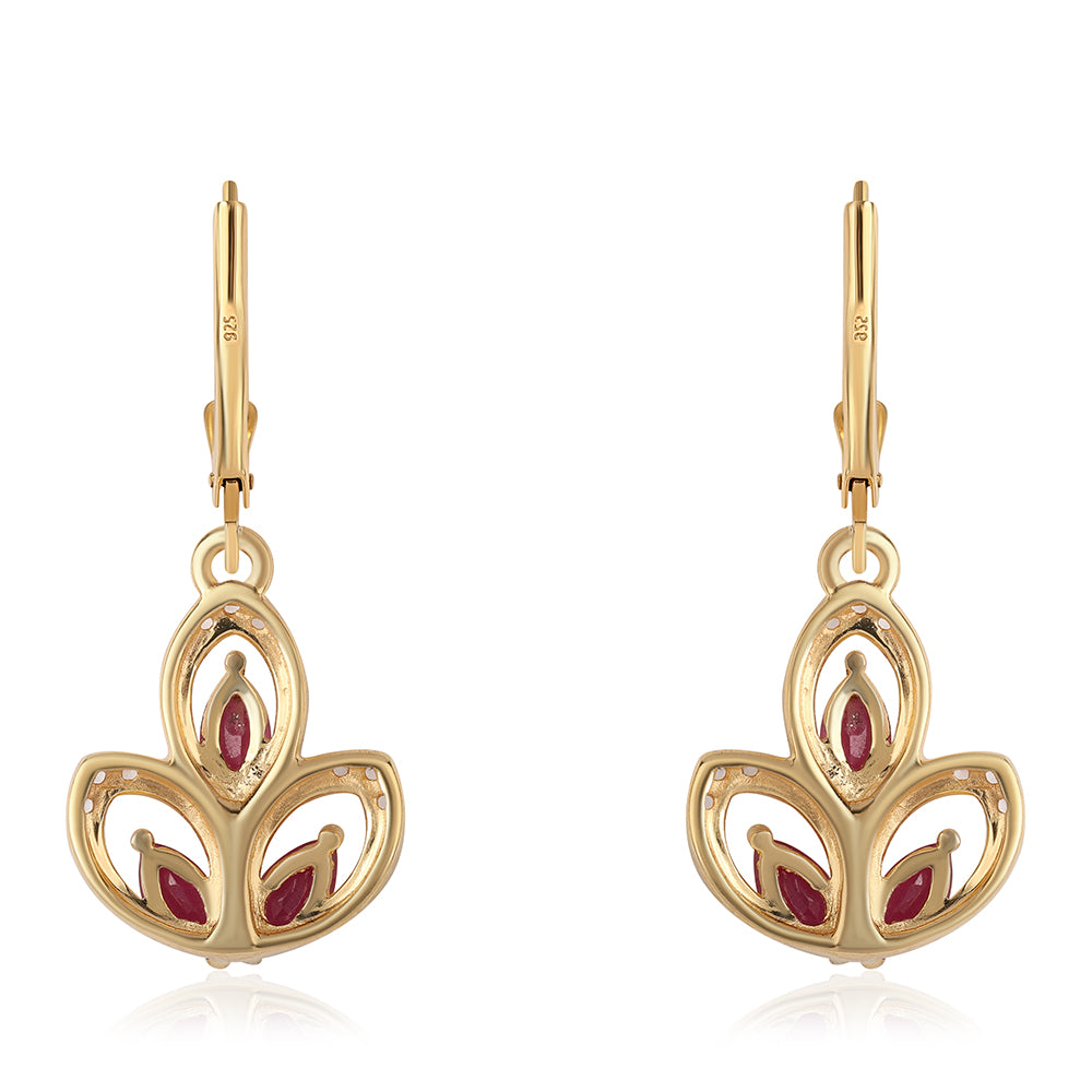 Goldplattierte Silberohrringe mit Rubin aus Mosambik und weißem Topas
