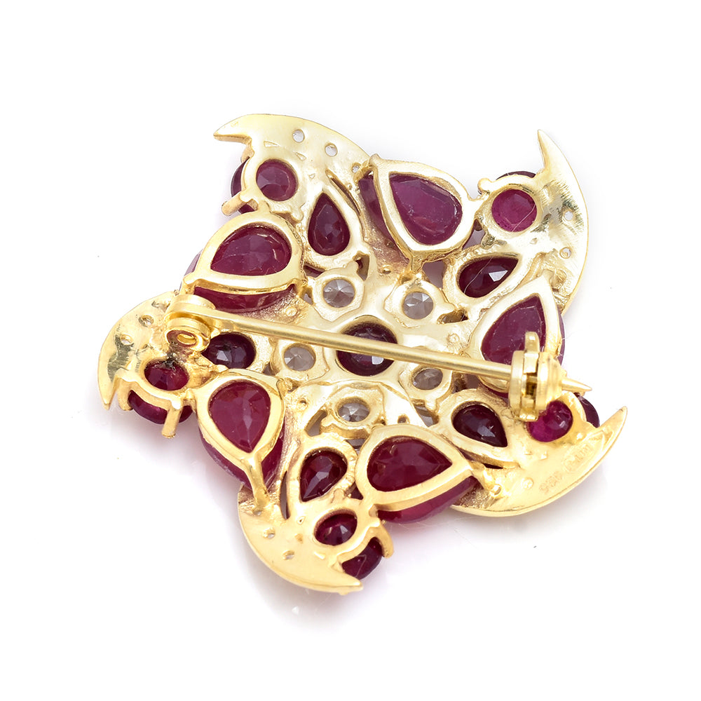 Goldplattierte Silberbrosche mit Rubin aus Madagaskar und weißem Topas
