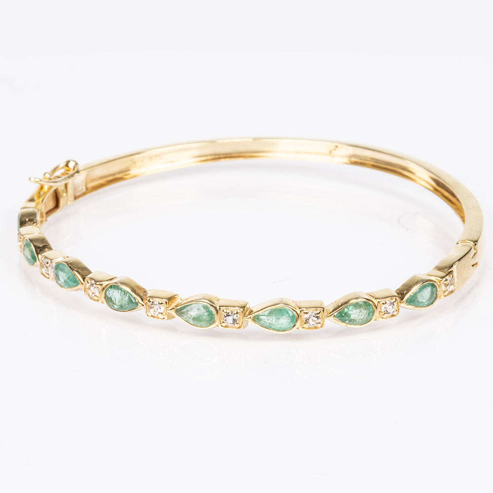 Goldplattierter Silberarmreif mit brasilianischem Smaragd und weißem Topas