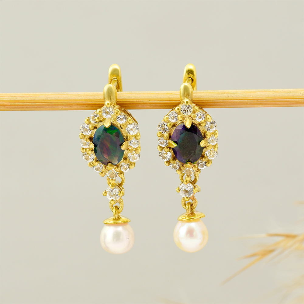 Goldplattierte Silberohrringe mit äthiopischem Opal aus Lega Dembi und weißer Süßwasserperle