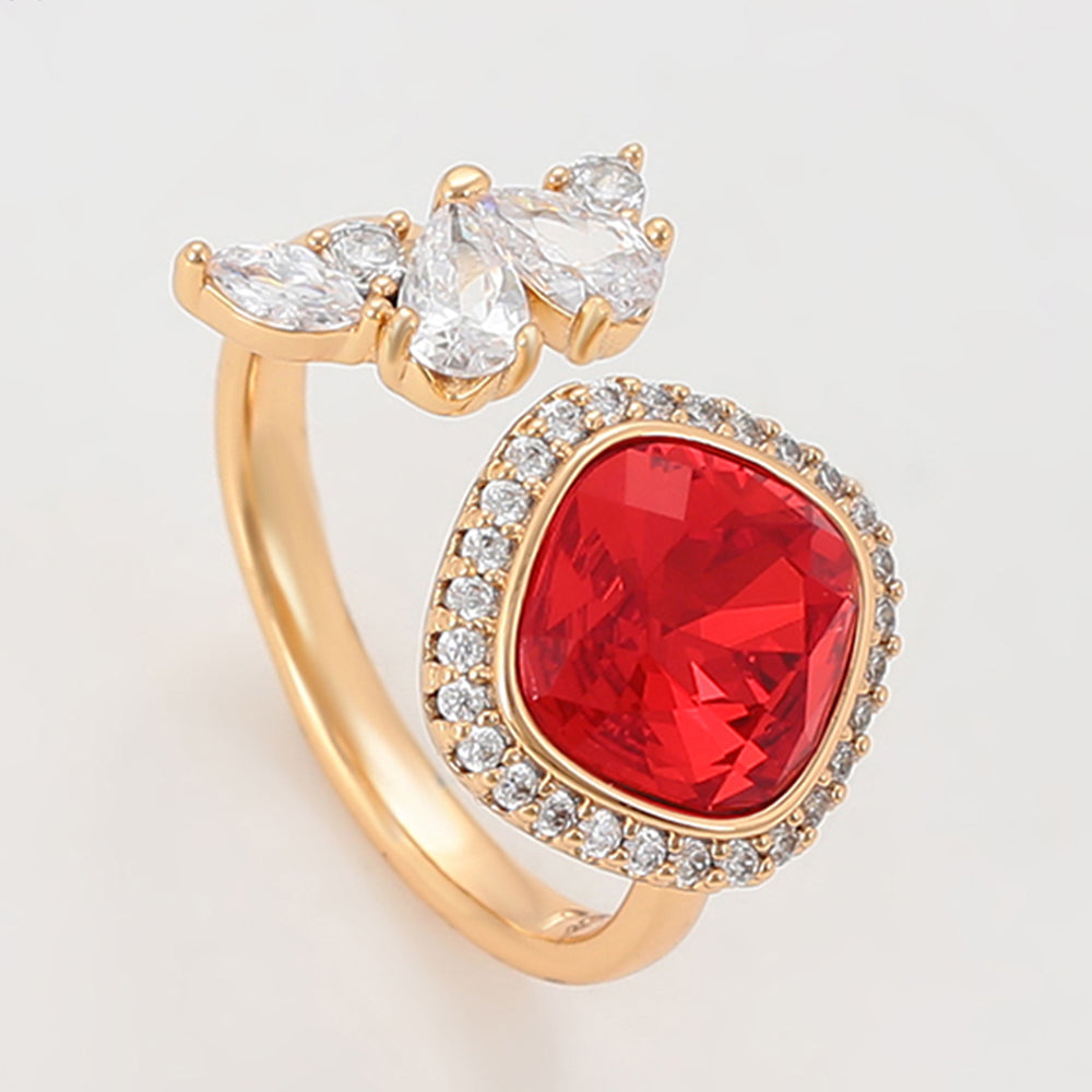 Ring aus goldplattierterr Legierung mit rotem Emporia®-Kristall und weißem Emporia® Kristall