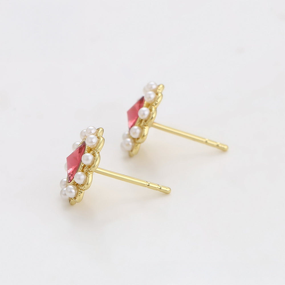 Ohrringe aus goldplattierter Legierung mit rotem Emporia®-Kristall und Glasperle