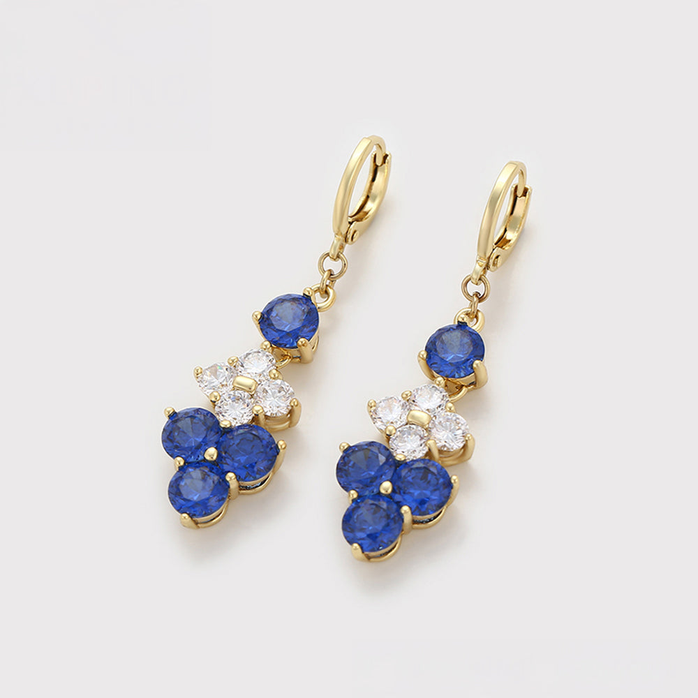 Ohrringe aus goldplattierter Legierung mit blauem Emporia®-Kristall und weißem Emporia® Kristall