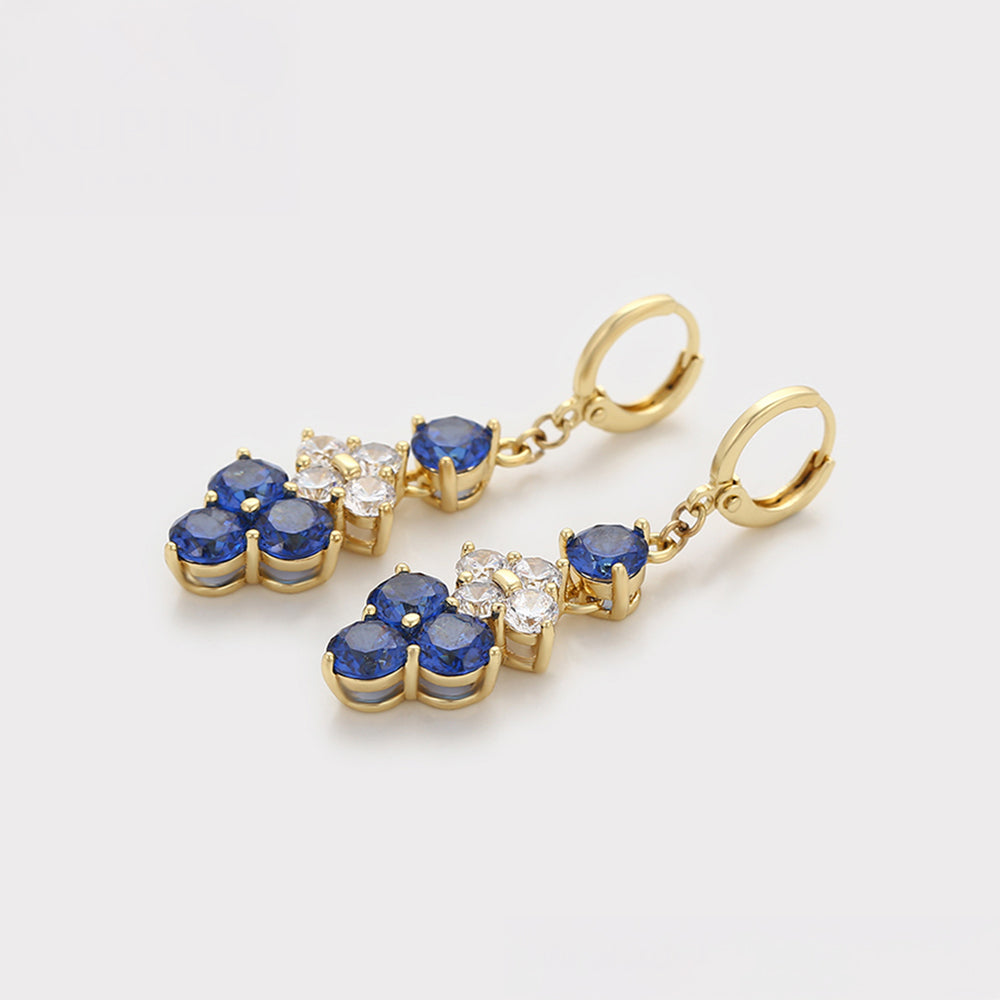 Ohrringe aus goldplattierter Legierung mit blauem Emporia®-Kristall und weißem Emporia® Kristall