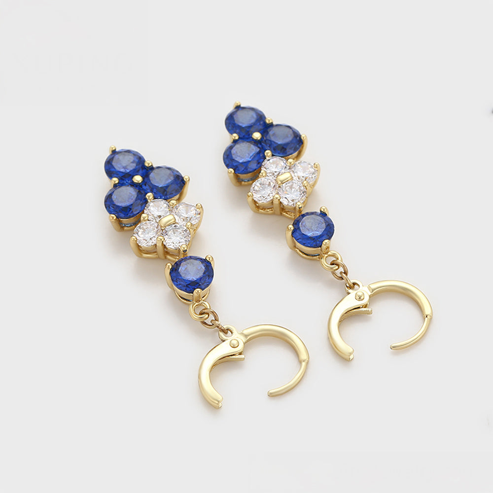 Ohrringe aus goldplattierter Legierung mit blauem Emporia®-Kristall und weißem Emporia® Kristall