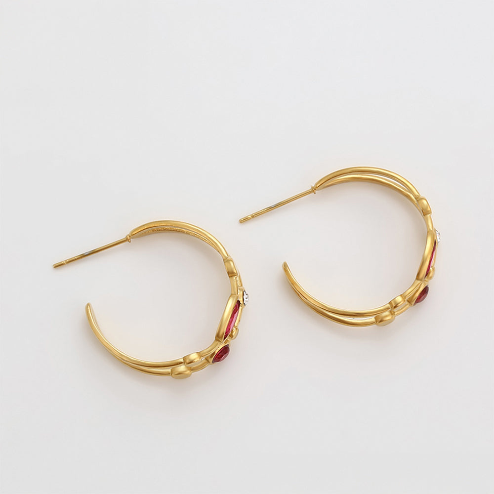 Ohrringe aus goldplattierter Legierung mit rotem Emporia®-Kristall und weißem Emporia® Kristall