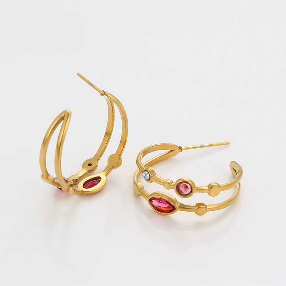 Ohrringe aus goldplattierter Legierung mit rotem Emporia®-Kristall und weißem Emporia® Kristall