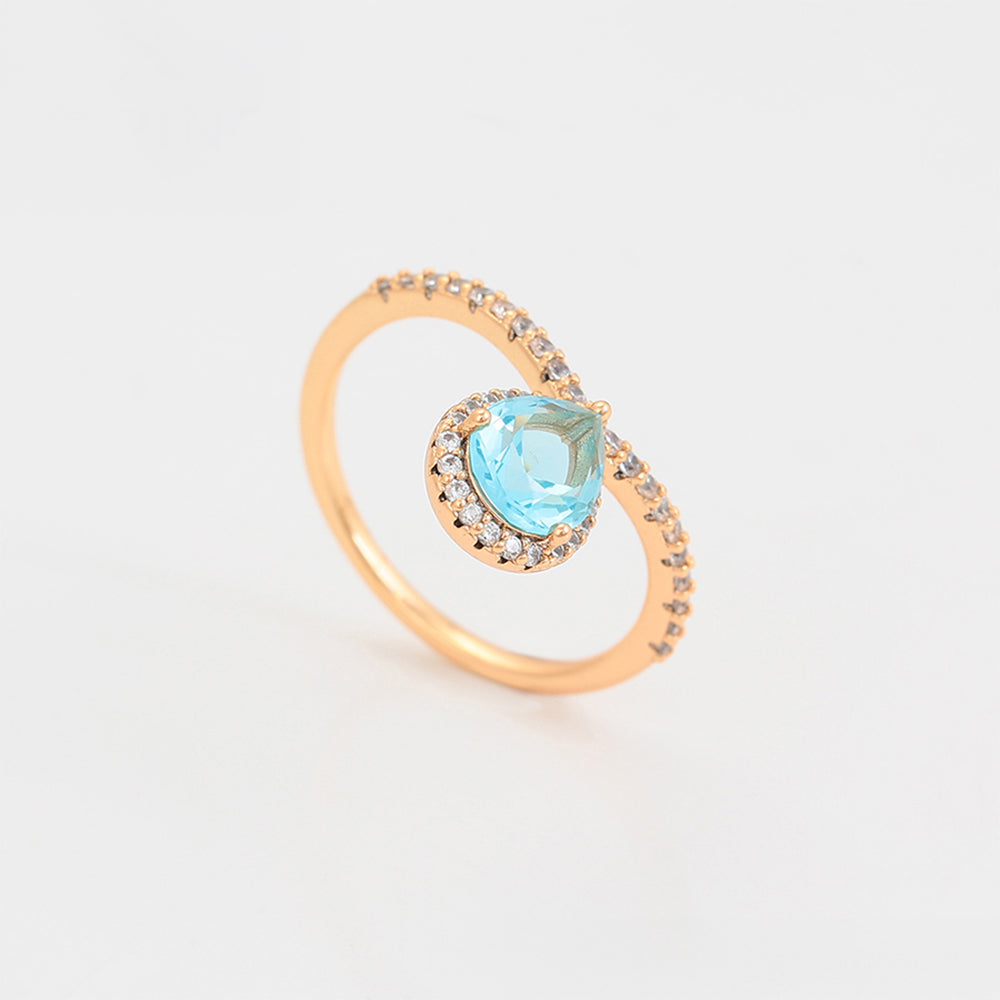 Ring aus goldplattierterr Legierung mit blauem Emporia®-Kristall und weißem Emporia® Kristall