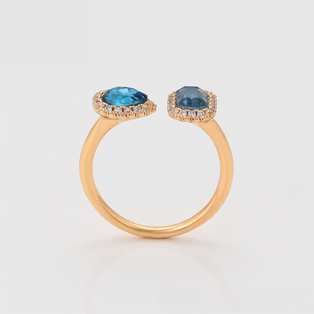 Ring aus goldplattierterr Legierung mit blauem Emporia®-Kristall und weißem Emporia® Kristall