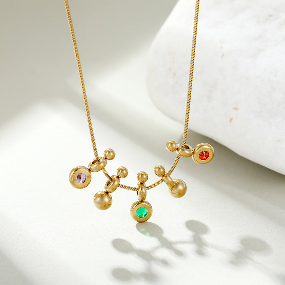 Halskette aus goldplattierter Legierung mit grünem Emporia® Kristall und rotem Emporia®-Kristall
