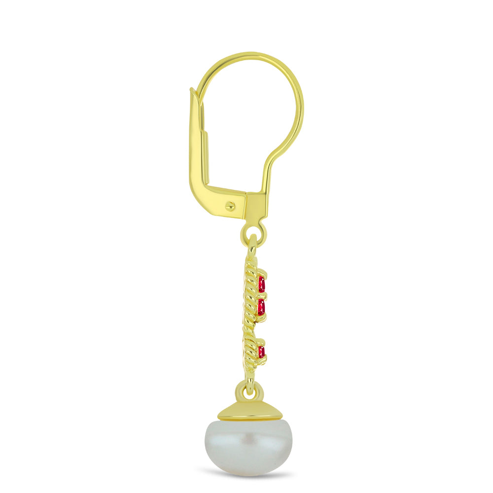 Goldplattierte Silberohrringe mit weißer Süßwasserperle und Rubin aus Madagaskar