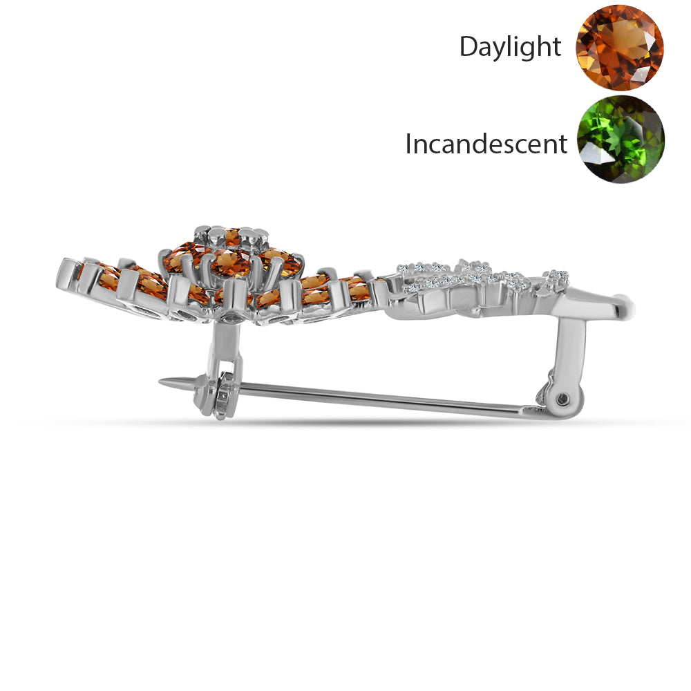 Silberbrosche mit zertifiziertem laborgezüchteten Zultanit aus Anatolien und weißem Topas