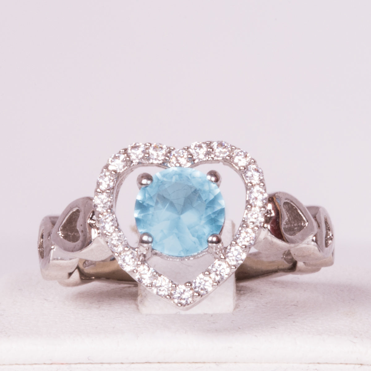 Ring aus goldplattierterr Legierung mit blauem Emporia®-Kristall
