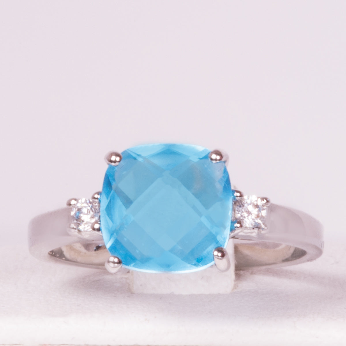 Ring aus goldplattierterr Legierung mit blauem Emporia®-Kristall