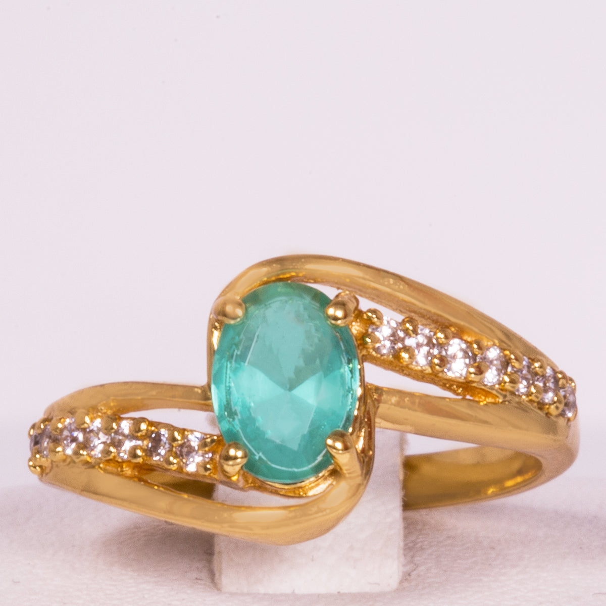 Ring aus goldplattierterr Legierung mit grünem Emporia® Kristall