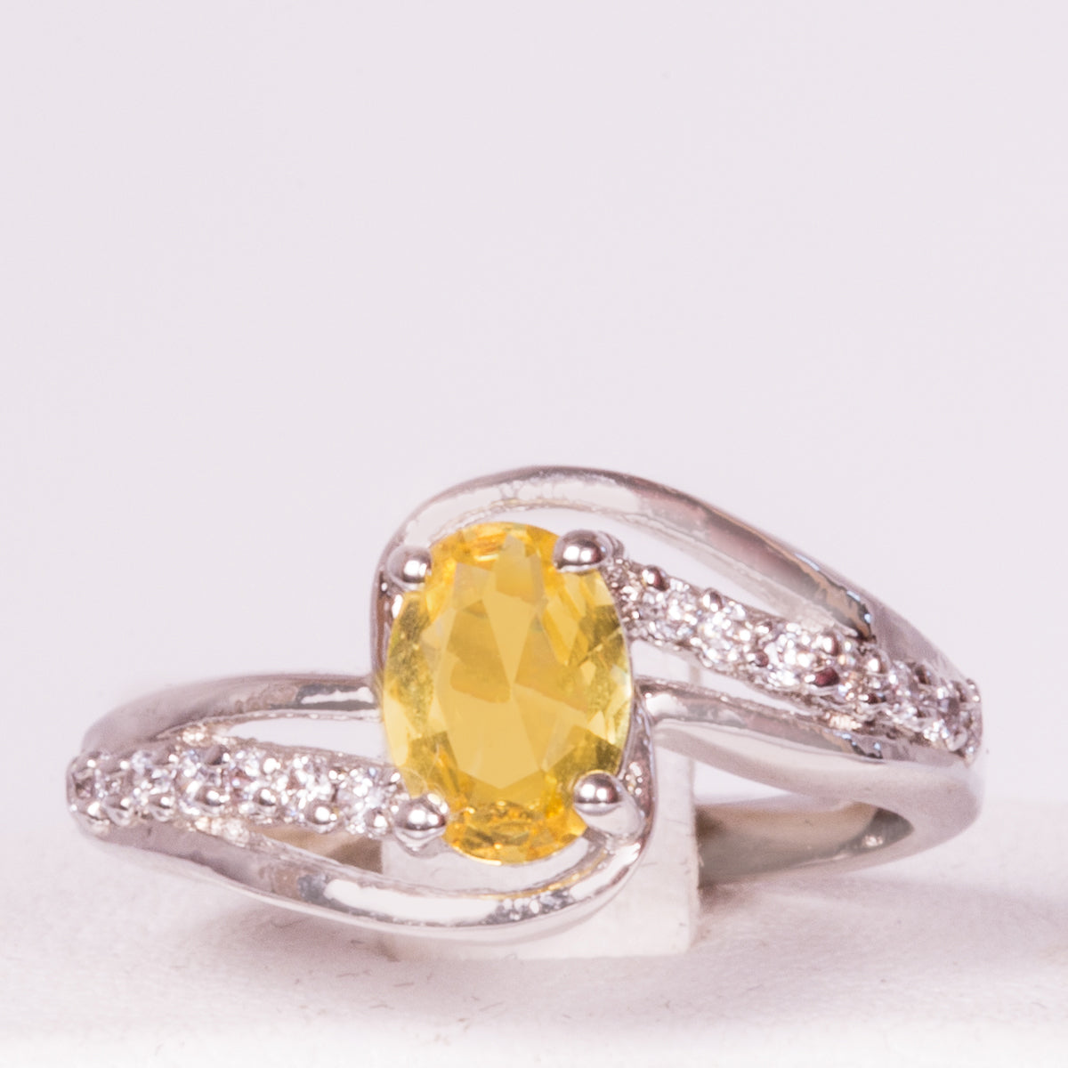Ring aus weißgoldplattierterr Legierung mit gelbem Emporia®-Kristall
