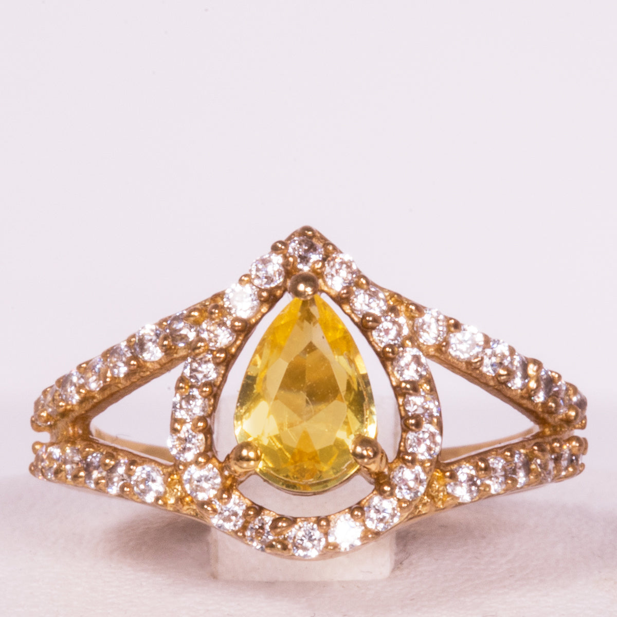 Ring aus goldplattierterr Legierung mit gelbem Emporia®-Kristall