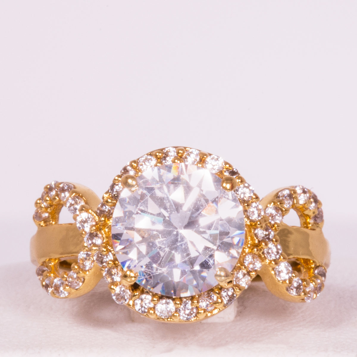 Ring aus goldplattierterr Legierung mit weißem Emporia® Kristall
