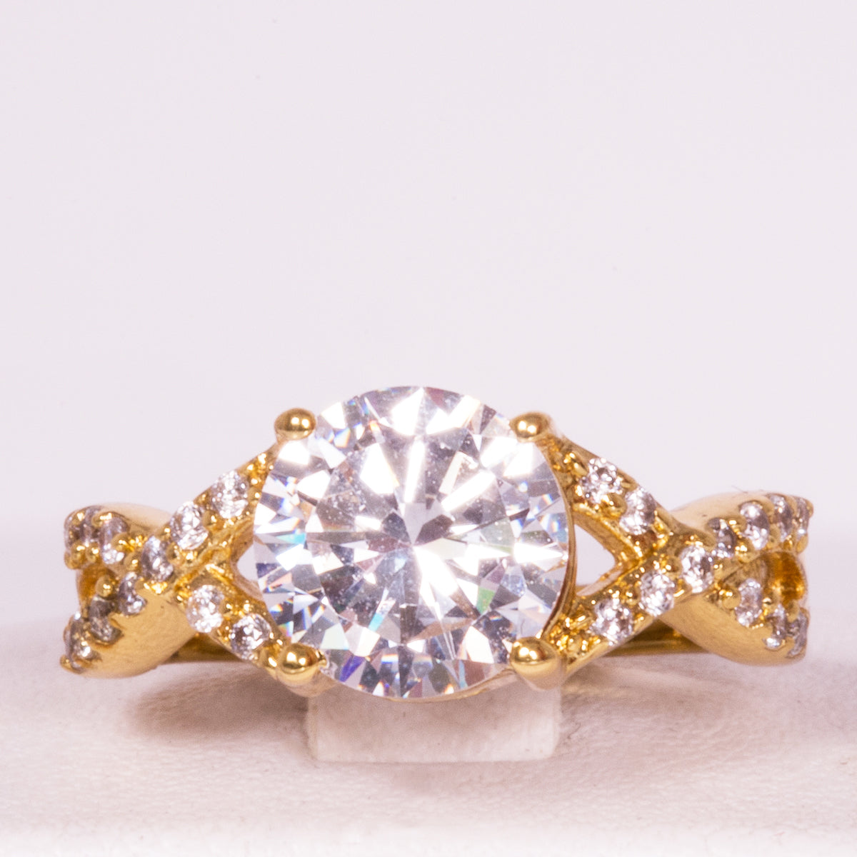 Ring aus goldplattierterr Legierung mit weißem Emporia® Kristall