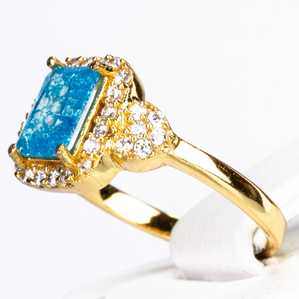 Ring aus goldplattierterr Legierung mit blauem Emporia®-Kristall und weißem Emporia® Kristall