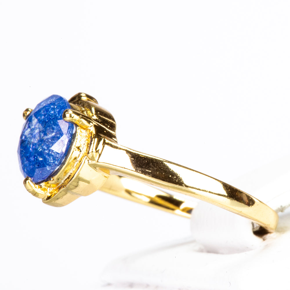 Ring aus goldplattierterr Legierung mit blauem Emporia®-Kristall