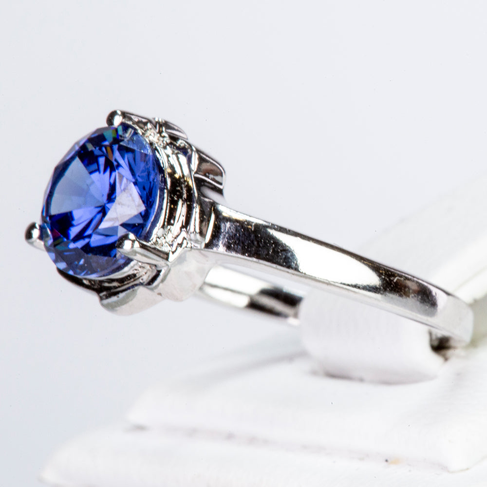 Ring aus goldplattierterr Legierung mit blauem Emporia®-Kristall