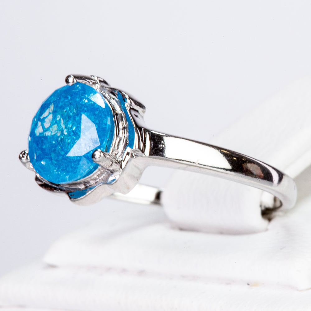 Ring aus goldplattierterr Legierung mit blauem Emporia®-Kristall