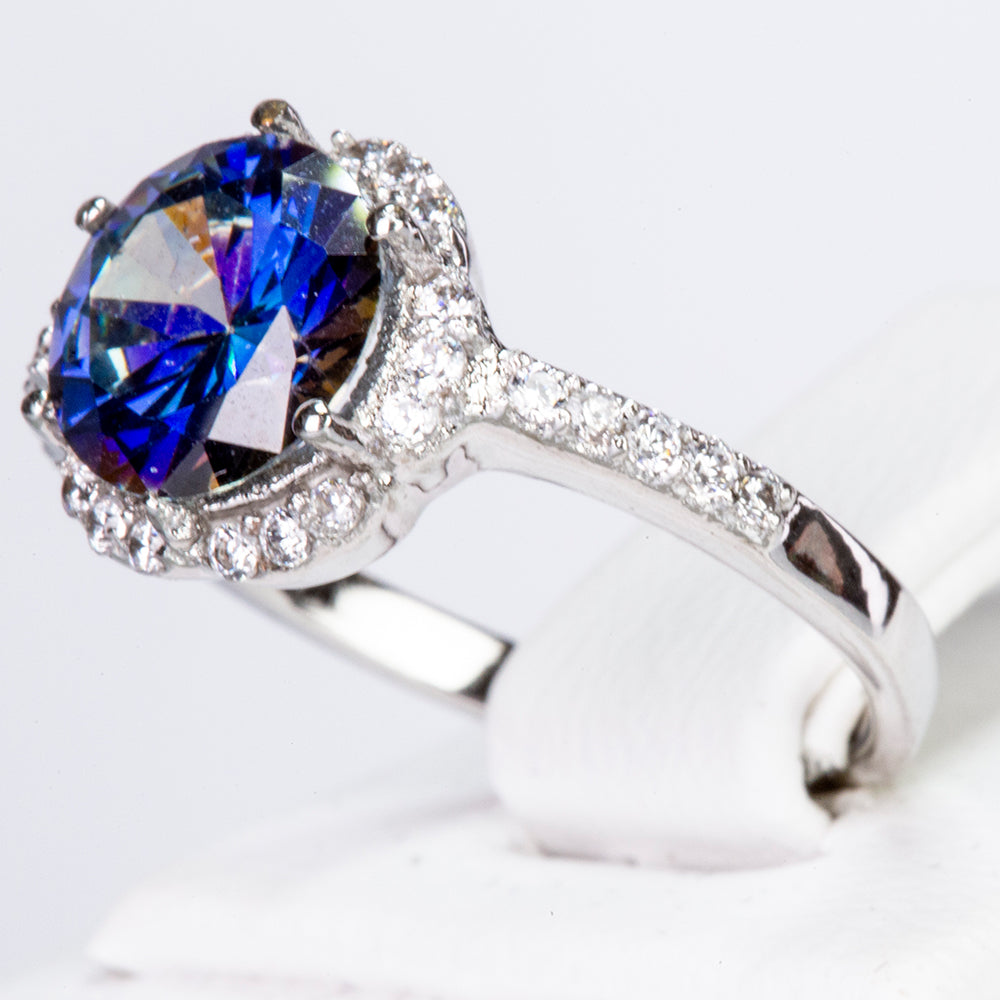 Ring aus goldplattierterr Legierung mit grünem Emporia® Kristall und weißem Emporia® Kristall
