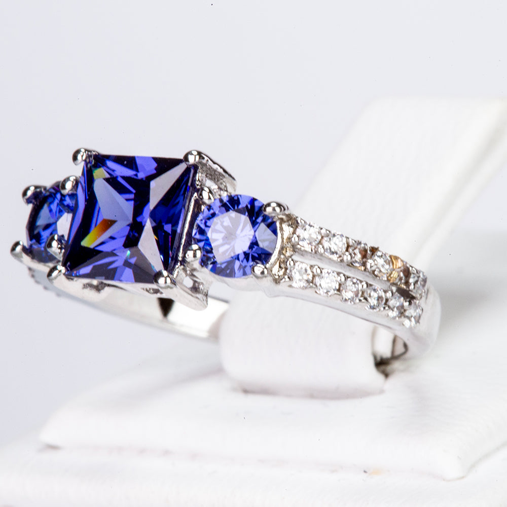 Ring aus goldplattierterr Legierung mit blauem Emporia®-Kristall und weißem Emporia® Kristall