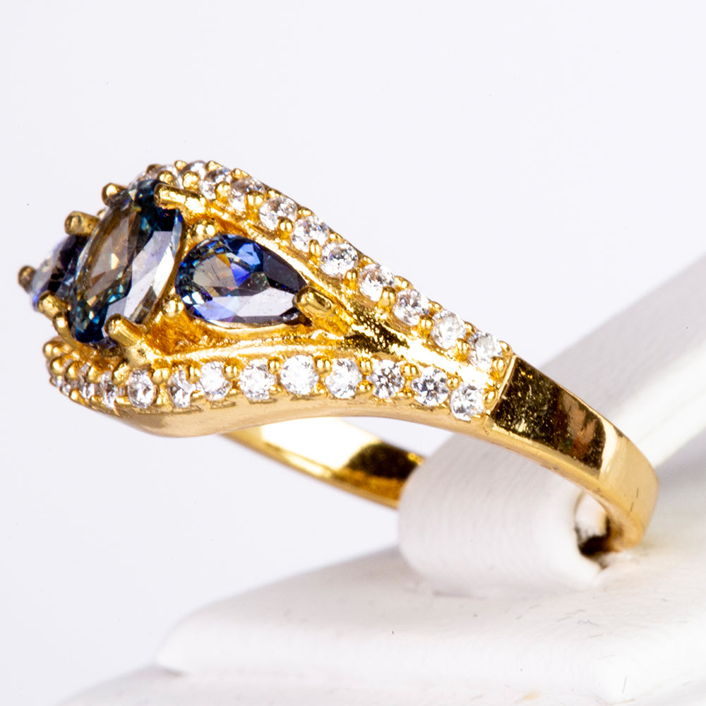 Ring aus goldplattierterr Legierung mit blauem Emporia®-Kristall und weißem Emporia® Kristall