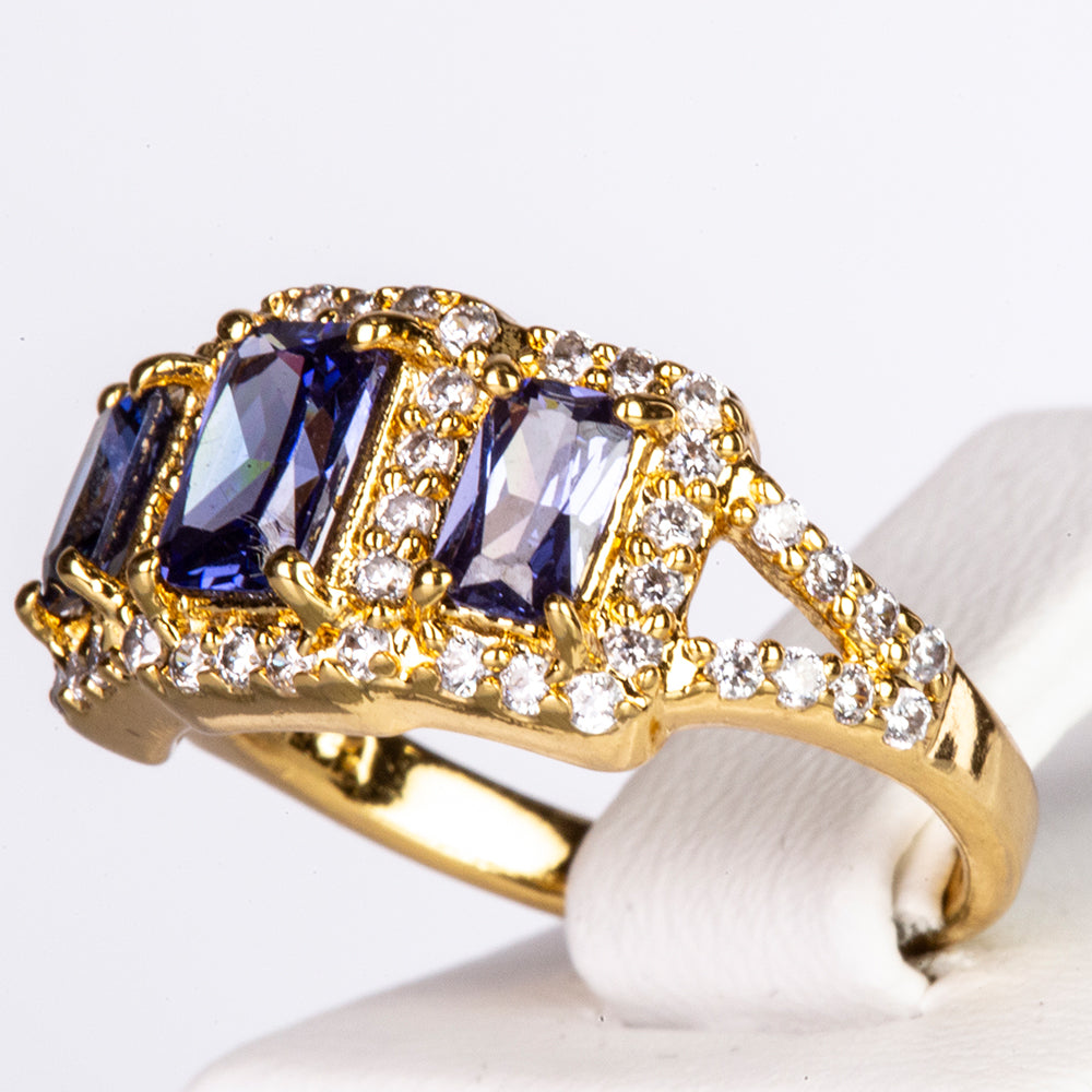 Ring aus goldplattierterr Legierung mit blauem Emporia®-Kristall und weißem Emporia® Kristall