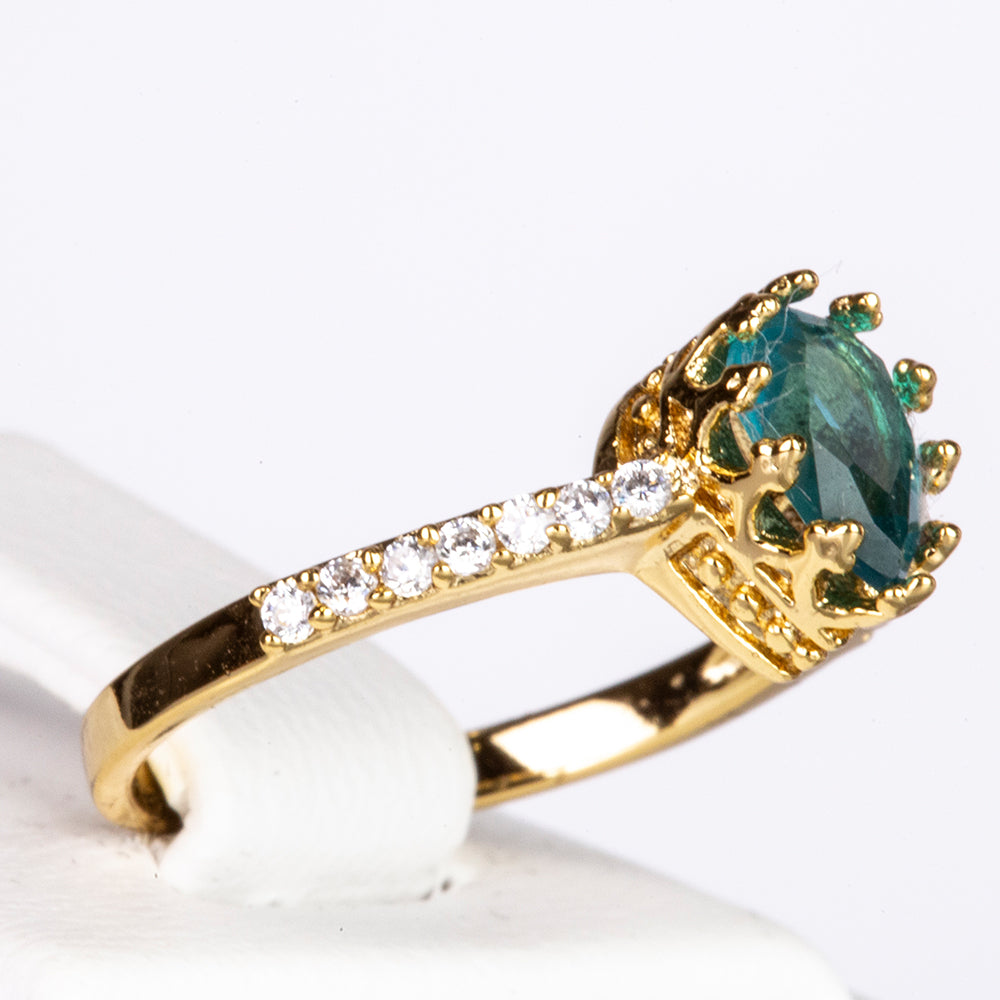 Ring aus goldplattierterr Legierung mit blauem Emporia®-Kristall und weißem Emporia® Kristall