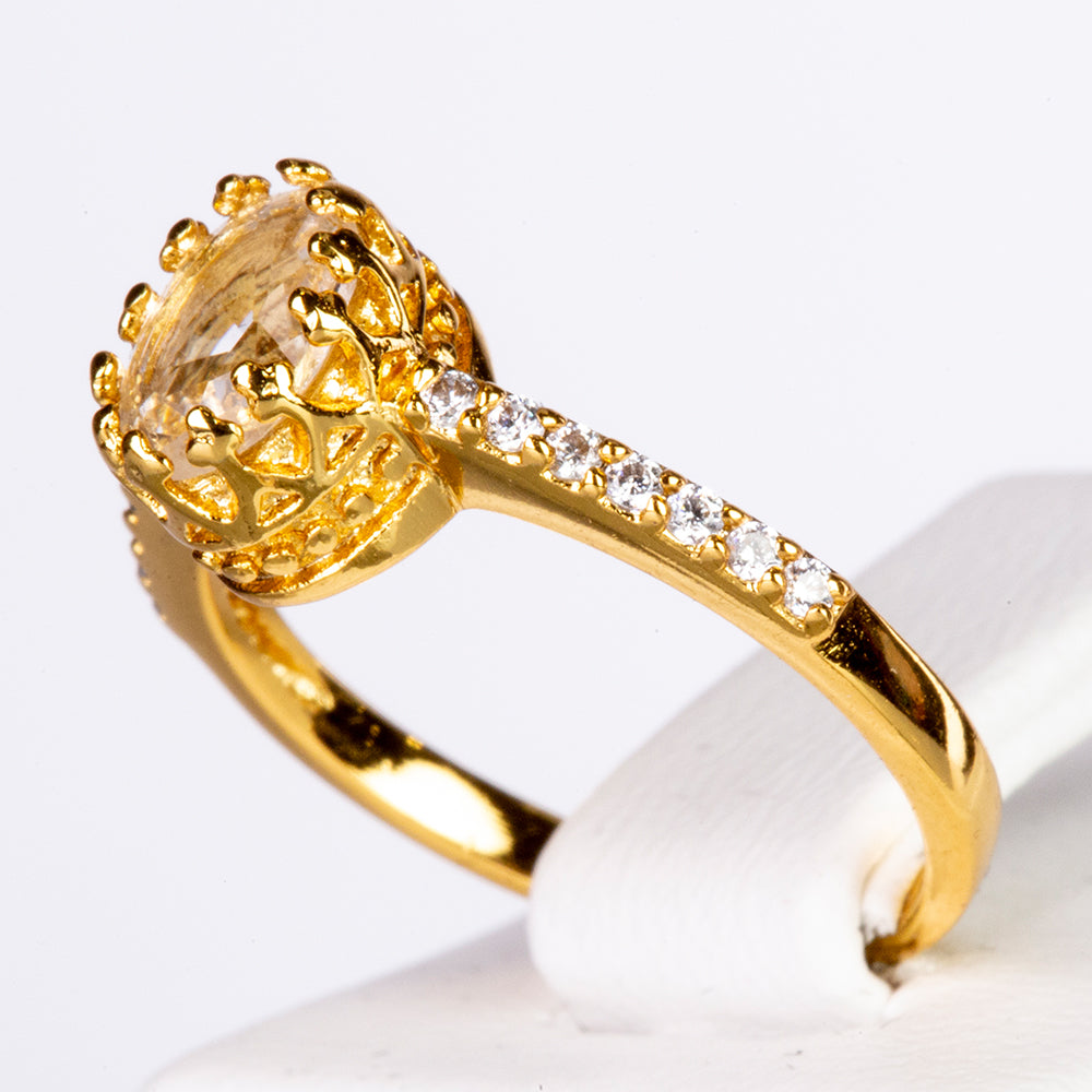 Ring aus goldplattierterr Legierung mit weißem Emporia® Kristall