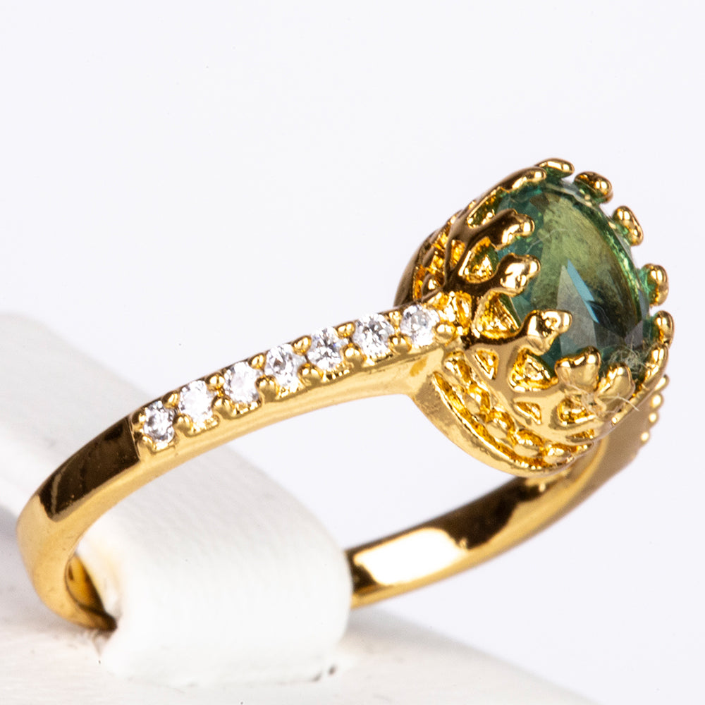 Ring aus goldplattierterr Legierung mit grünem Emporia® Kristall und weißem Emporia® Kristall