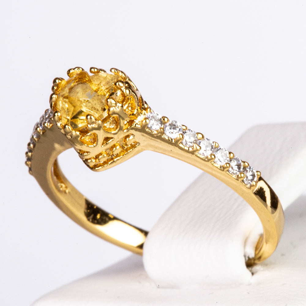 Ring aus goldplattierterr Legierung mit gelbem Emporia®-Kristall und weißem Emporia® Kristall