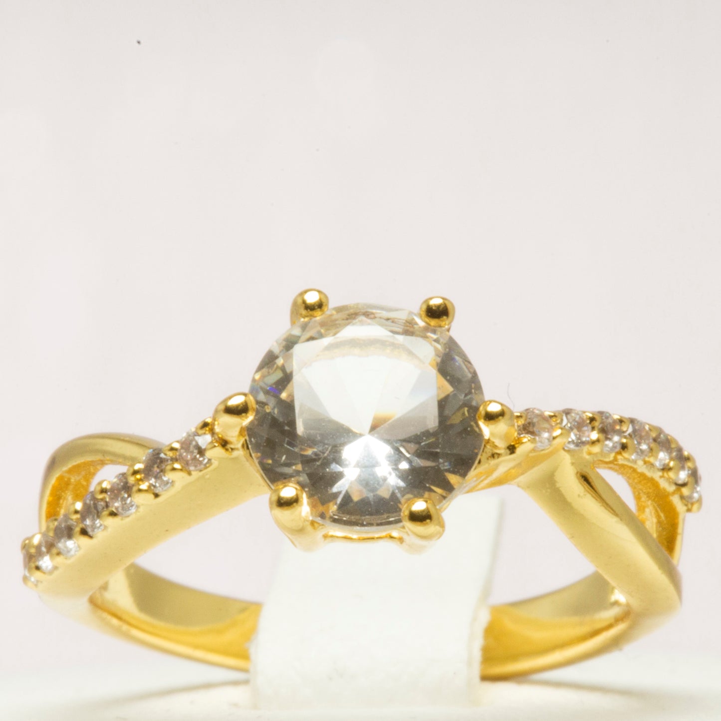 Ring aus goldplattierterr Legierung mit weißem Emporia® Kristall